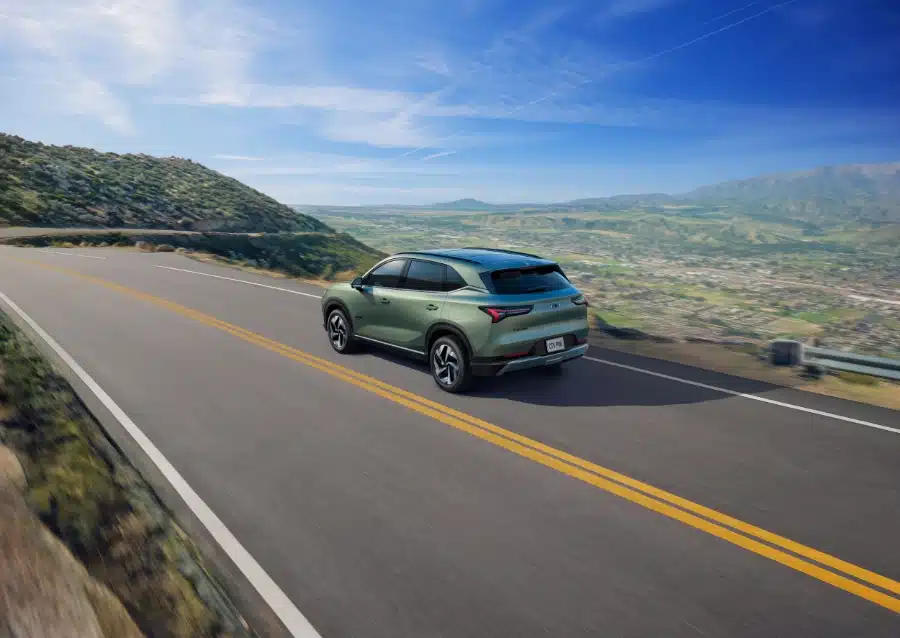 MY26_CaptivaPHEV_Running Lateral